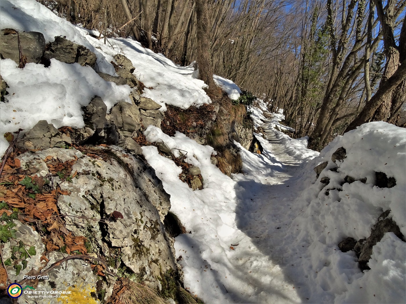 26 Sul sent.505 -variante bassa- ricoperto da neve a tratti piuttosto ghiacciata, calzo i ramponcini.JPG